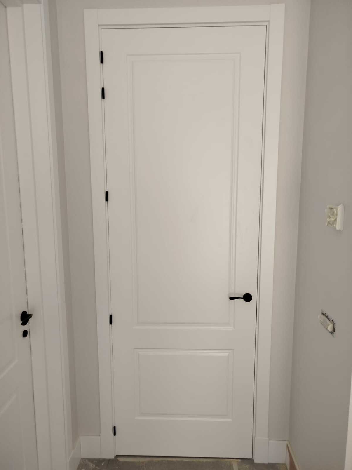 Puerta blanca instalada en Toledo